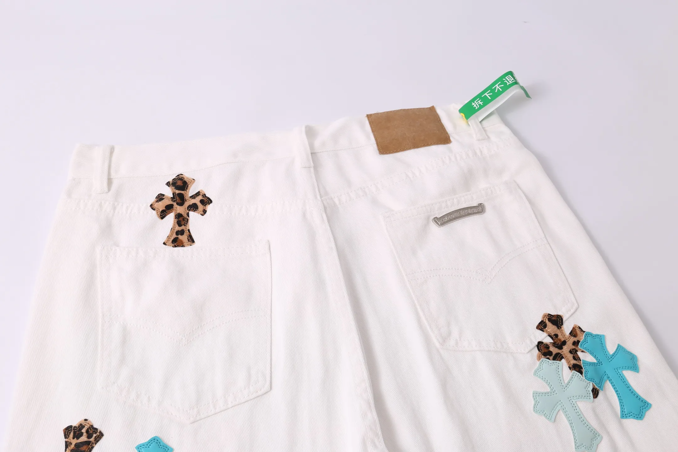 P260 Style number: H887 Croxin & 𝐂𝐡𝐫𝐨𝐦𝐞 𝐇𝐞𝐚𝐫𝐭 ss25 new ice blue leopard print cross patchwork leather jeans. Styles with different washed textures are very friendly to people with thin legs. The slightly flared version perfectly modifies the leg shape. The timeless and moderate length makes it easy to match and match. It is the basis for various styles and is a must-have in your wardrobe! The fabric is stiff but also makes the upper body soft without losing texture. The washing process is even more perfect. It is a must-have item for everyone! ! ! Washed wheat, tag, pants label, three labels complete Color: white Size: 28-30-32-34